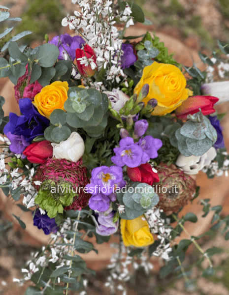 Composizione di fiori freschi assortiti di stagione con rose
