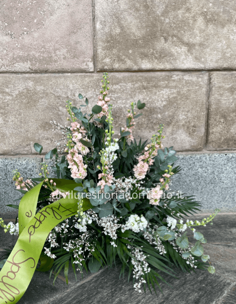 composizione funebre con fiori di stagione