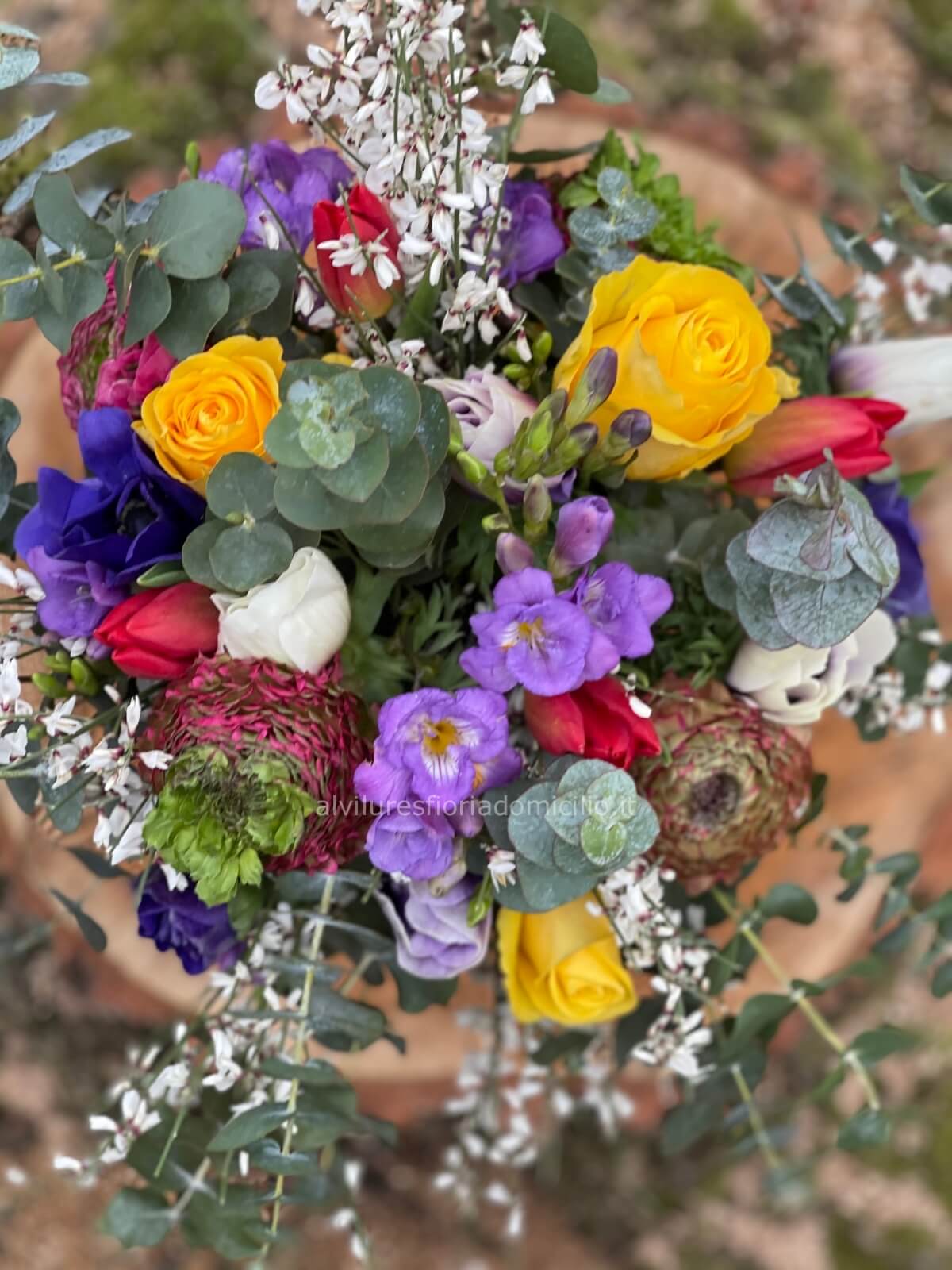 Composizione di fiori freschi assortiti di stagione con rose » Fiori a  Nerviano. Fiorista per invio e consegna a domicilio di fiori e piante a  Nerviano.